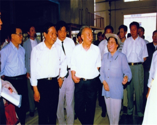 1997年6月，鄒家華副總理視察天水長城開關廠